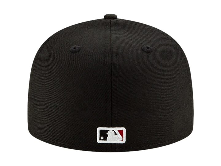 Gorra de béisbol New Era color negro con logotipo bordado en el frente y visera plana.
