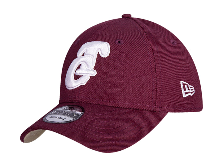 Gorra de béisbol New Era color púrpura oscuro con logotipo bordado en blanco en el frente y lateral.