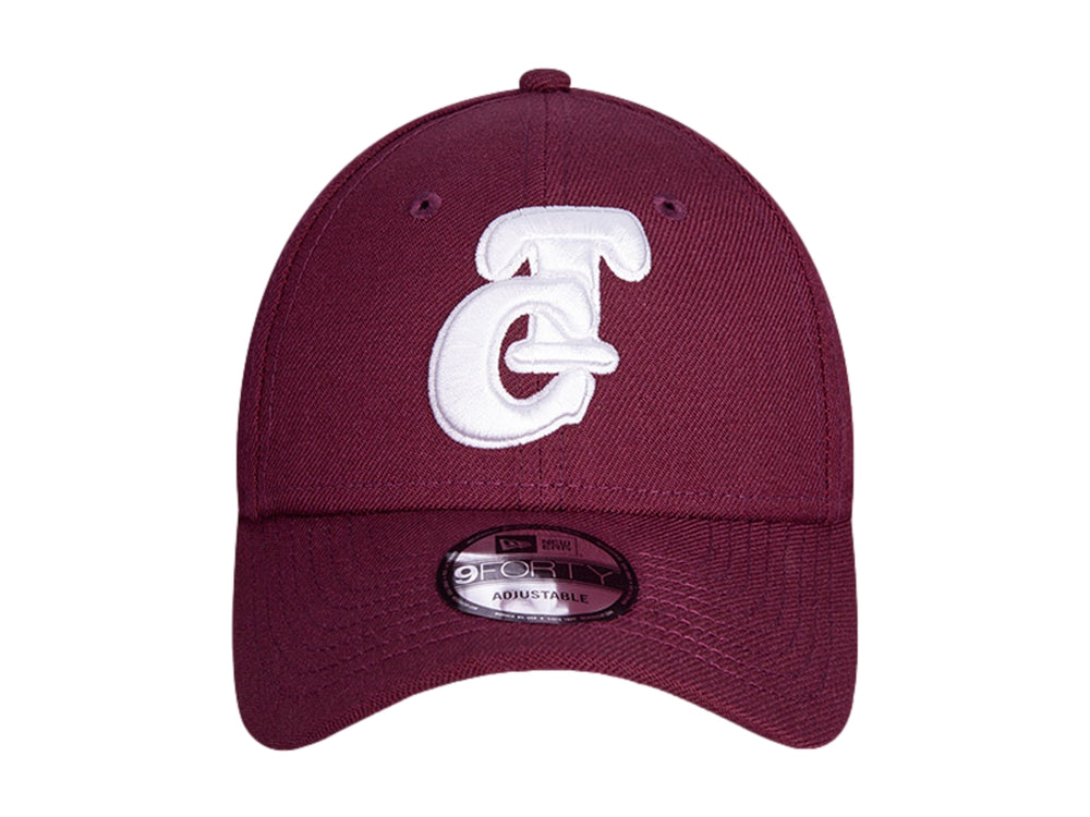 Gorra de béisbol New Era color púrpura oscuro con logotipo bordado en blanco en el frente y lateral.