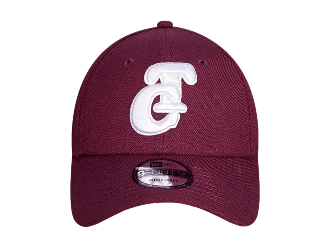 Gorra de béisbol New Era color púrpura oscuro con logotipo bordado en blanco en el frente y lateral.