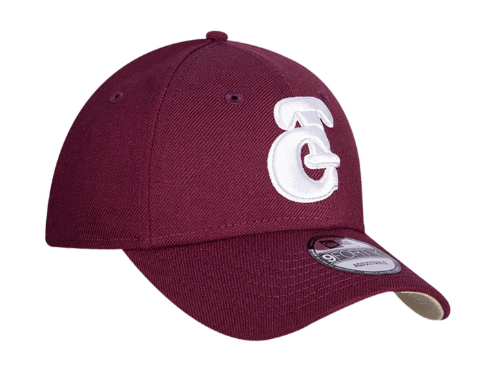 Gorra de béisbol New Era color púrpura oscuro con logotipo bordado en blanco en el frente y lateral.