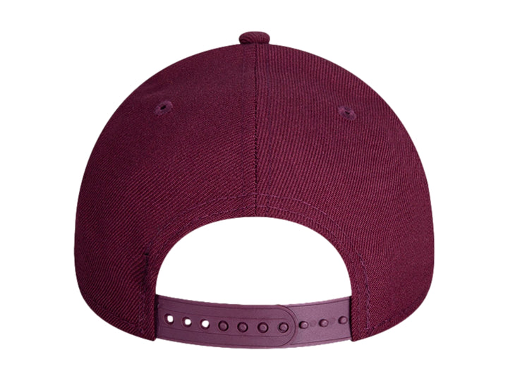 Gorra de béisbol New Era color púrpura oscuro con logotipo bordado en blanco en el frente y lateral.