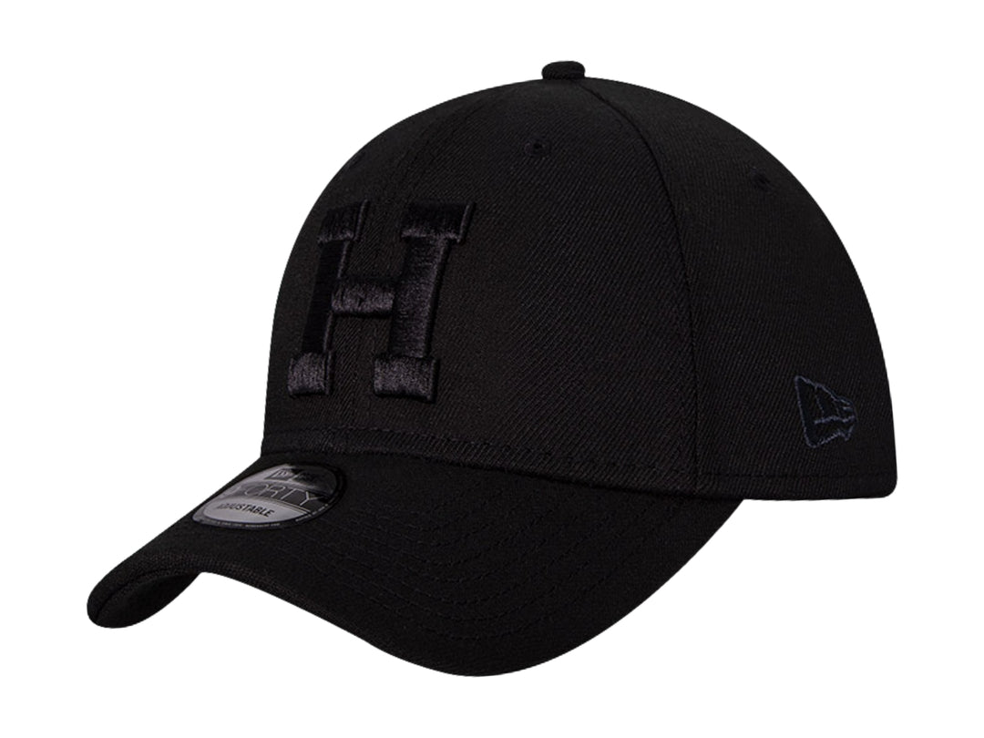Gorra de béisbol New Era color negro con letra H bordada en el frente y logo lateral.