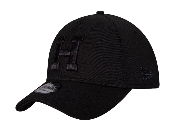 Gorra de béisbol New Era color negro con letra H bordada en el frente y logo lateral.