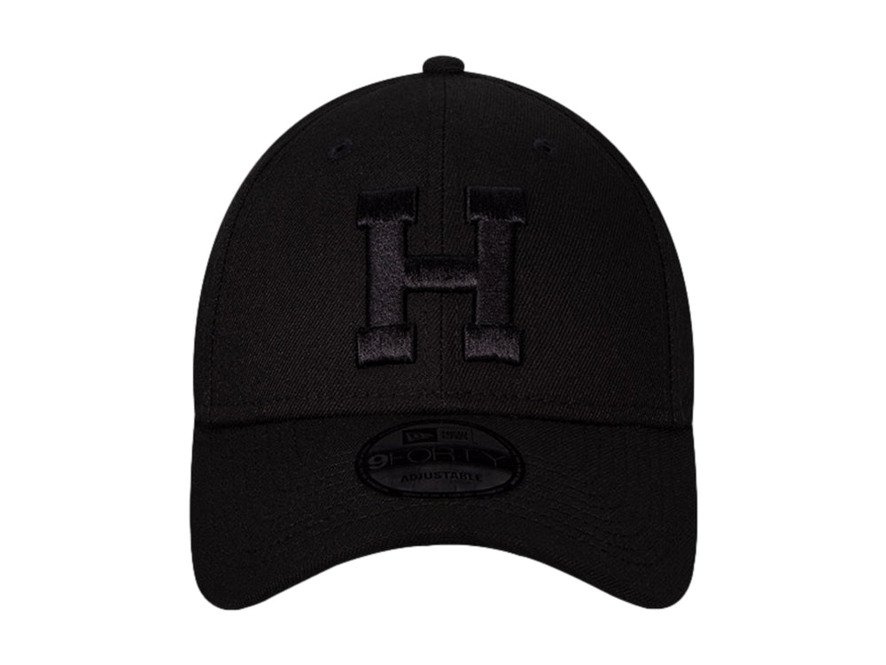 Gorra de béisbol New Era color negro con letra H bordada en el frente y logo lateral.