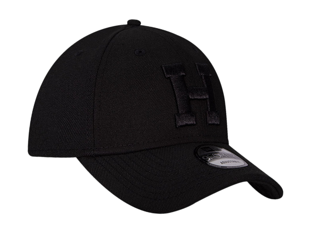 Gorra de béisbol New Era color negro con letra H bordada en el frente y logo lateral.