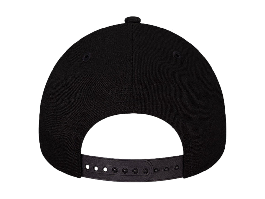 Gorra de béisbol New Era color negro con letra H bordada en el frente y logo lateral.