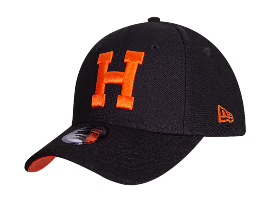 Gorra de béisbol New Era color negro con letra H bordada en naranja y visera inferior naranja.