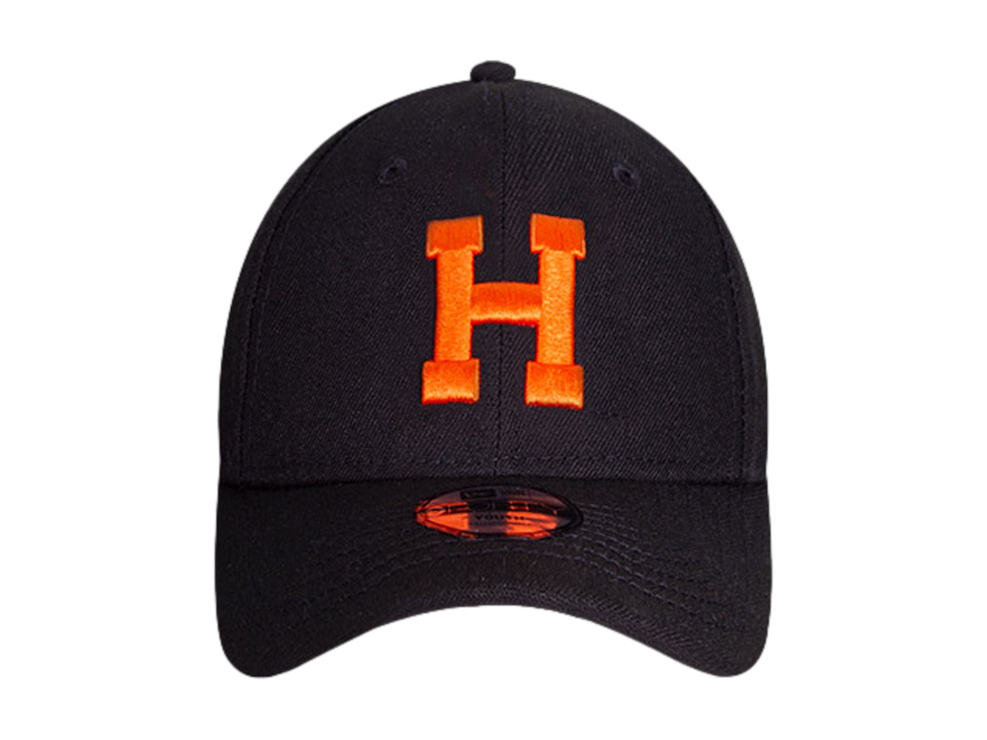 Gorra de béisbol New Era color negro con letra H bordada en naranja y visera inferior naranja.