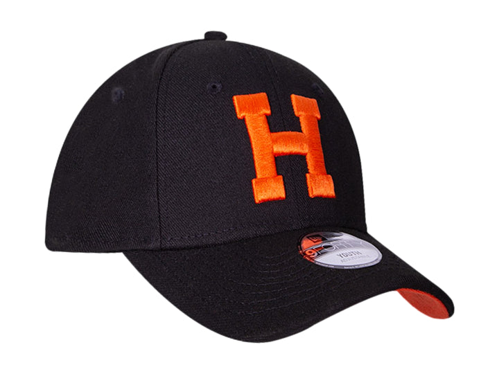 Gorra de béisbol New Era color negro con letra H bordada en naranja y visera inferior naranja.
