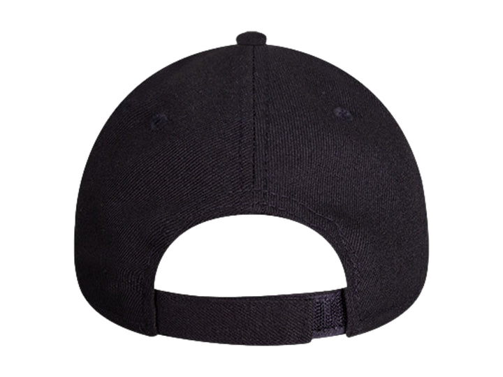 Gorra de béisbol New Era color negro con letra H bordada en naranja y visera inferior naranja.