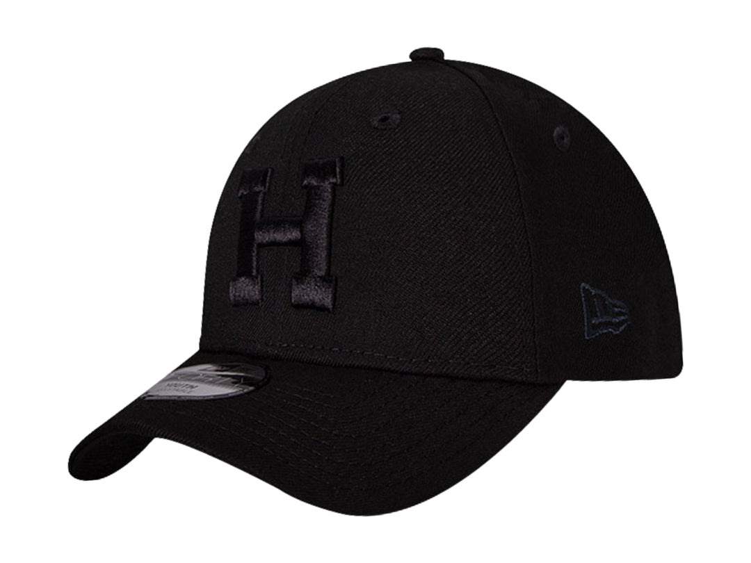 Gorra de béisbol New Era color negro con letra H bordada en el frente.