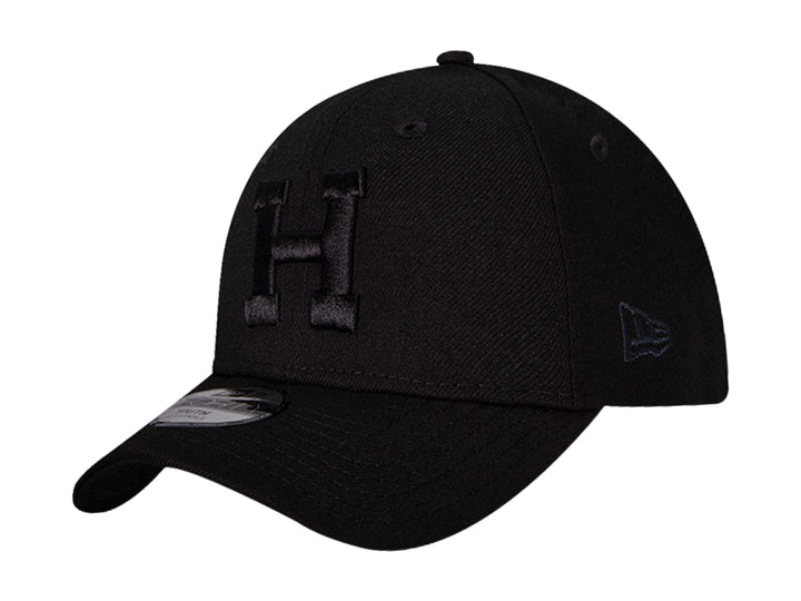 Gorra de béisbol New Era color negro con letra H bordada en el frente.