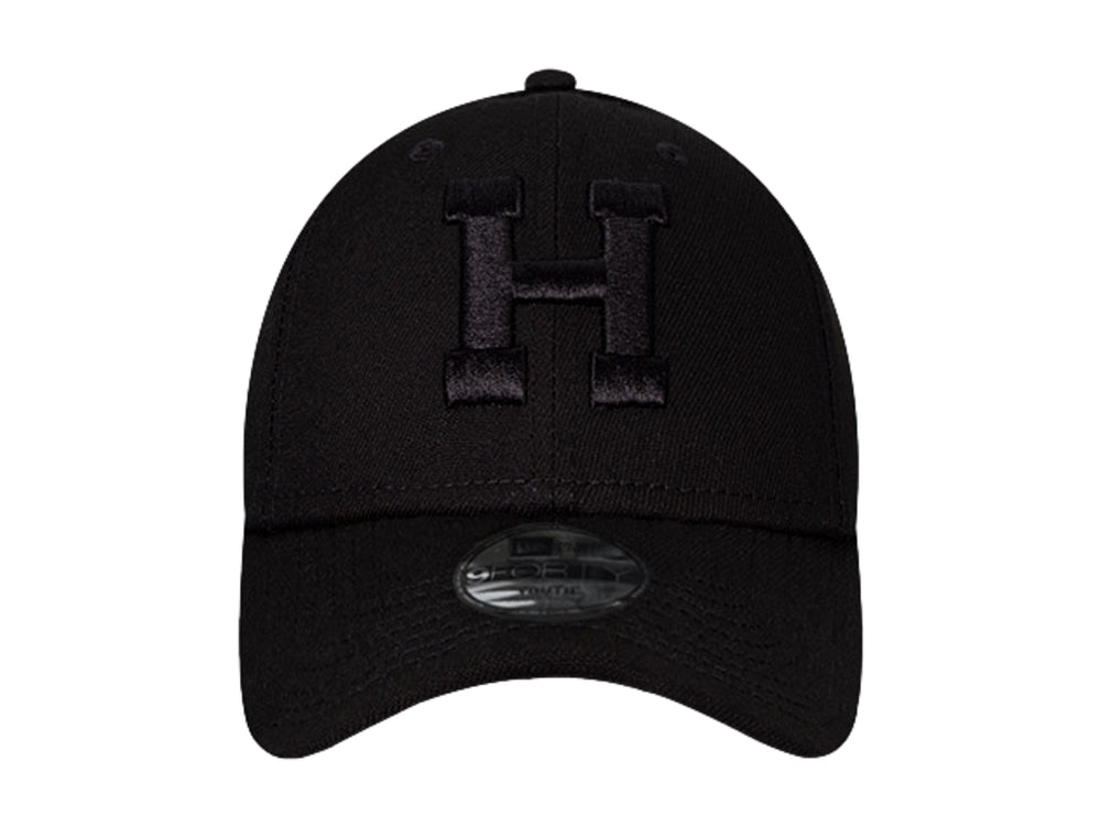Gorra de béisbol New Era color negro con letra H bordada en el frente.