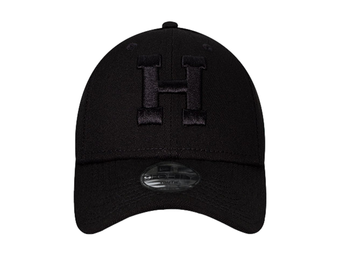 Gorra de béisbol New Era color negro con letra H bordada en el frente.