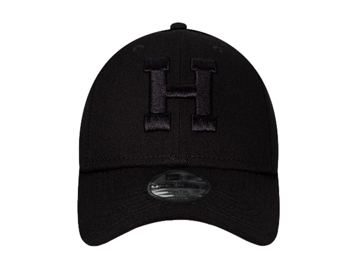 Gorra de béisbol New Era color negro con letra H bordada en el frente.