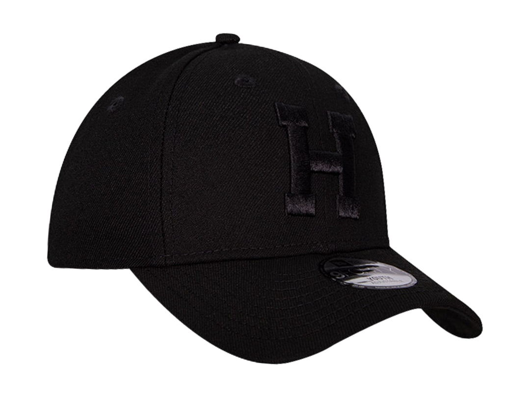 Gorra de béisbol New Era color negro con letra H bordada en el frente.