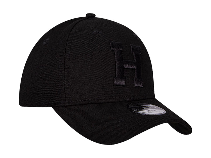 Gorra de béisbol New Era color negro con letra H bordada en el frente.