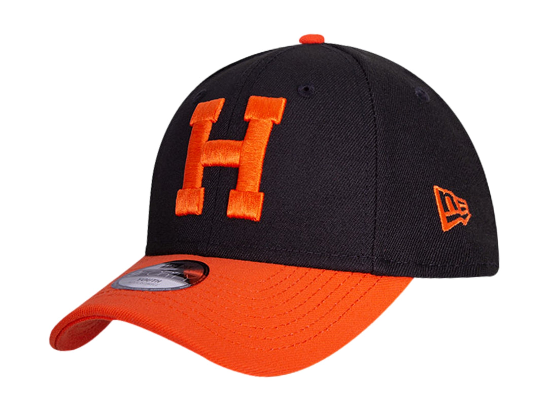 Gorra de béisbol New Era bicolor en negro y naranja con la letra H bordada en el frente.