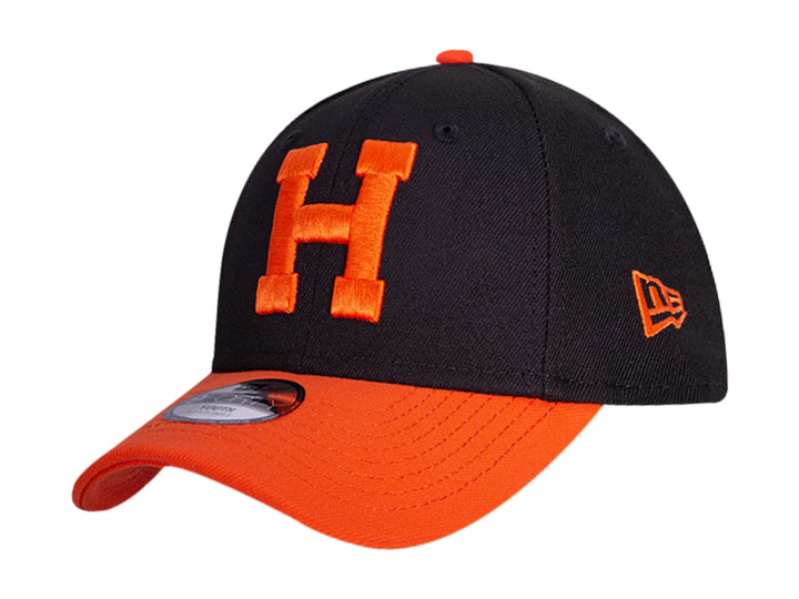 Gorra de béisbol New Era bicolor en negro y naranja con la letra H bordada en el frente.