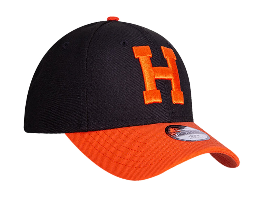 Gorra de béisbol New Era bicolor en negro y naranja con la letra H bordada en el frente.