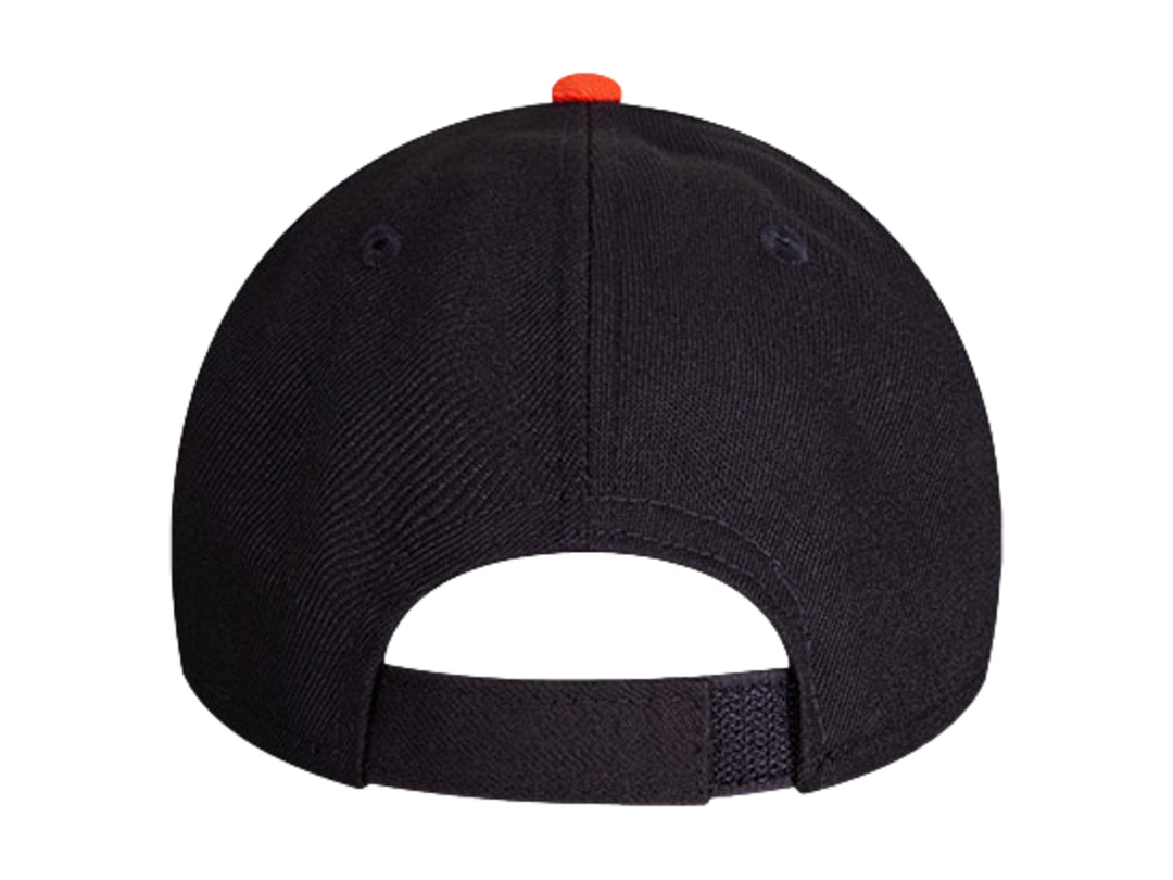 Gorra de béisbol New Era bicolor en negro y naranja con la letra H bordada en el frente.