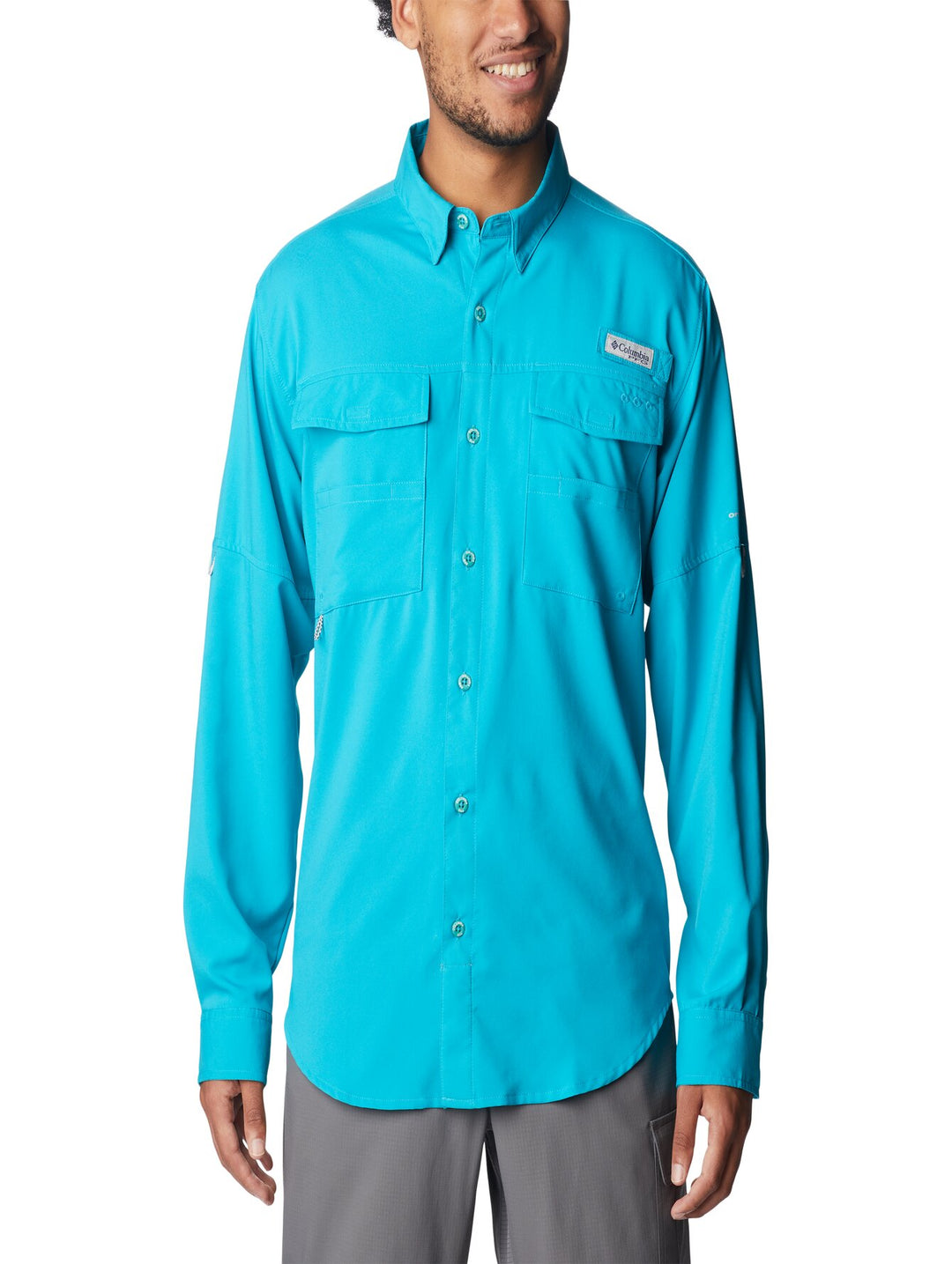 Hombre vistiendo camisa Columbia de manga larga color Ocean Teal con bolsillos frontales.