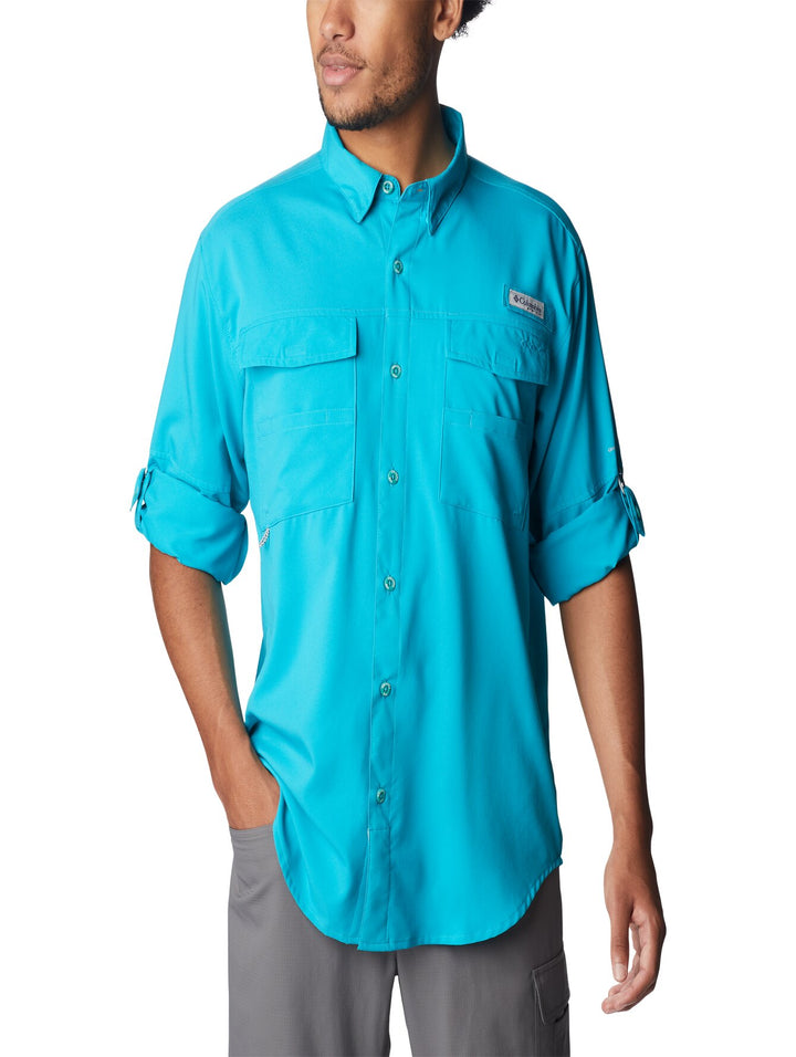 Hombre vistiendo camisa Columbia de manga larga color Ocean Teal con bolsillos frontales.