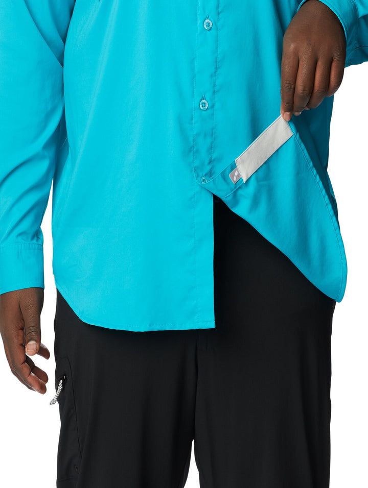 Hombre vistiendo camisa Columbia de manga larga color Ocean Teal con bolsillos frontales.