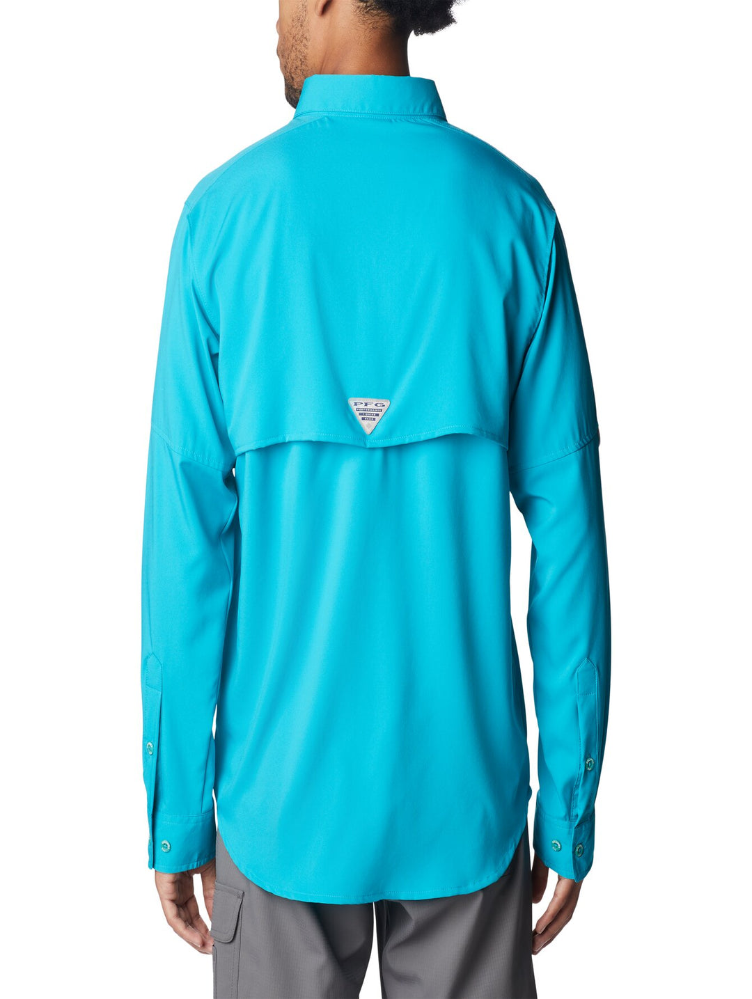 Hombre vistiendo camisa Columbia de manga larga color Ocean Teal con bolsillos frontales.
