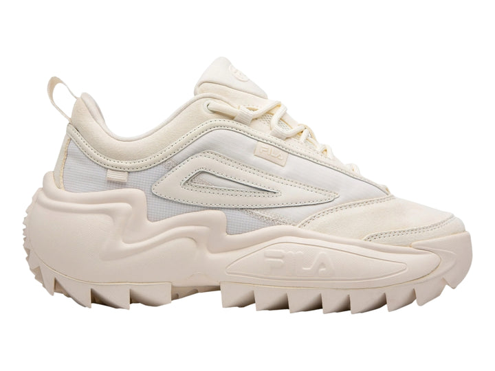 Tenis FILA Twister color crema con suela ancha y dentada sobre fondo blanco.