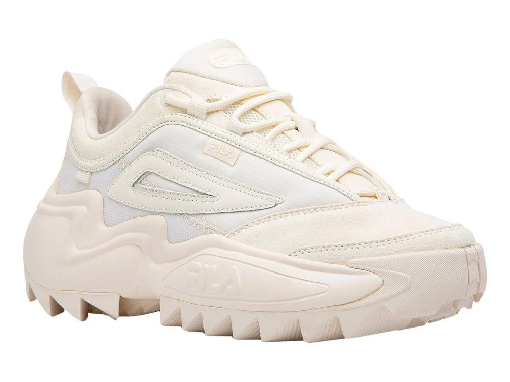 Tenis FILA Twister color crema con suela ancha y dentada sobre fondo blanco.