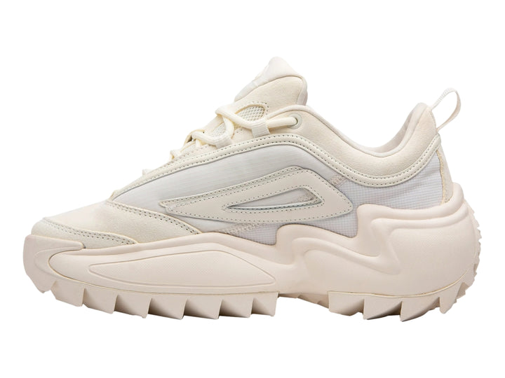 Tenis FILA Twister color crema con suela ancha y dentada sobre fondo blanco.