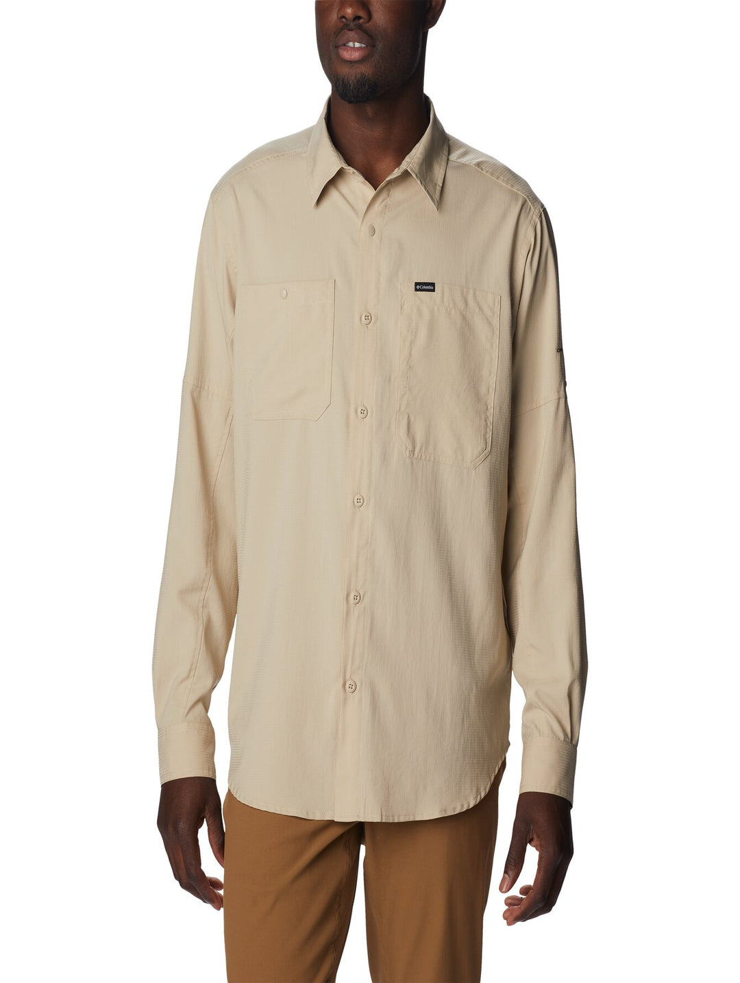 Hombre vistiendo camisa Columbia de manga larga en color beige Ancient Fossil.