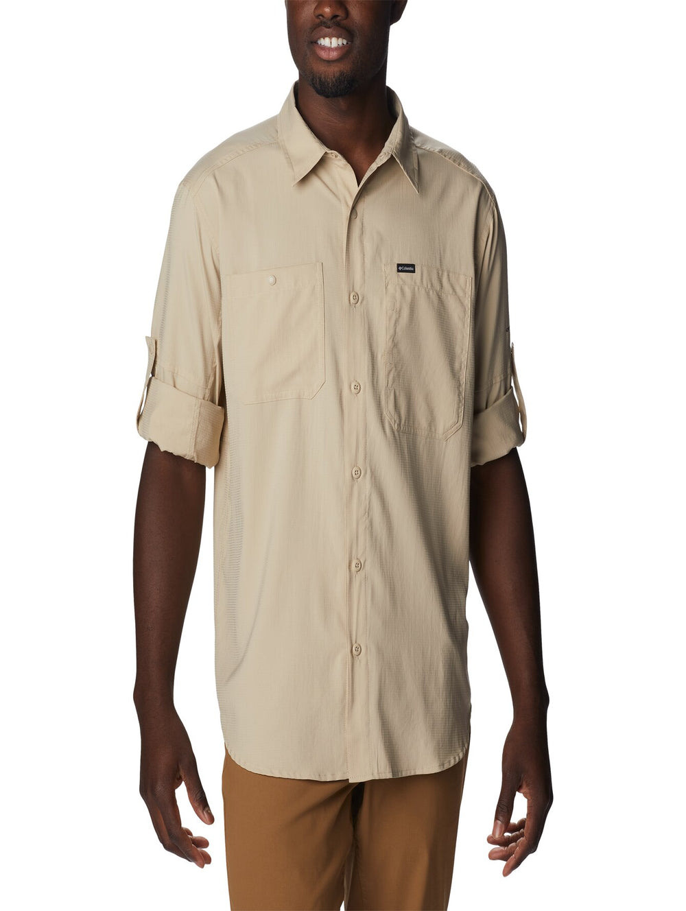 Hombre vistiendo camisa Columbia de manga larga en color beige Ancient Fossil.