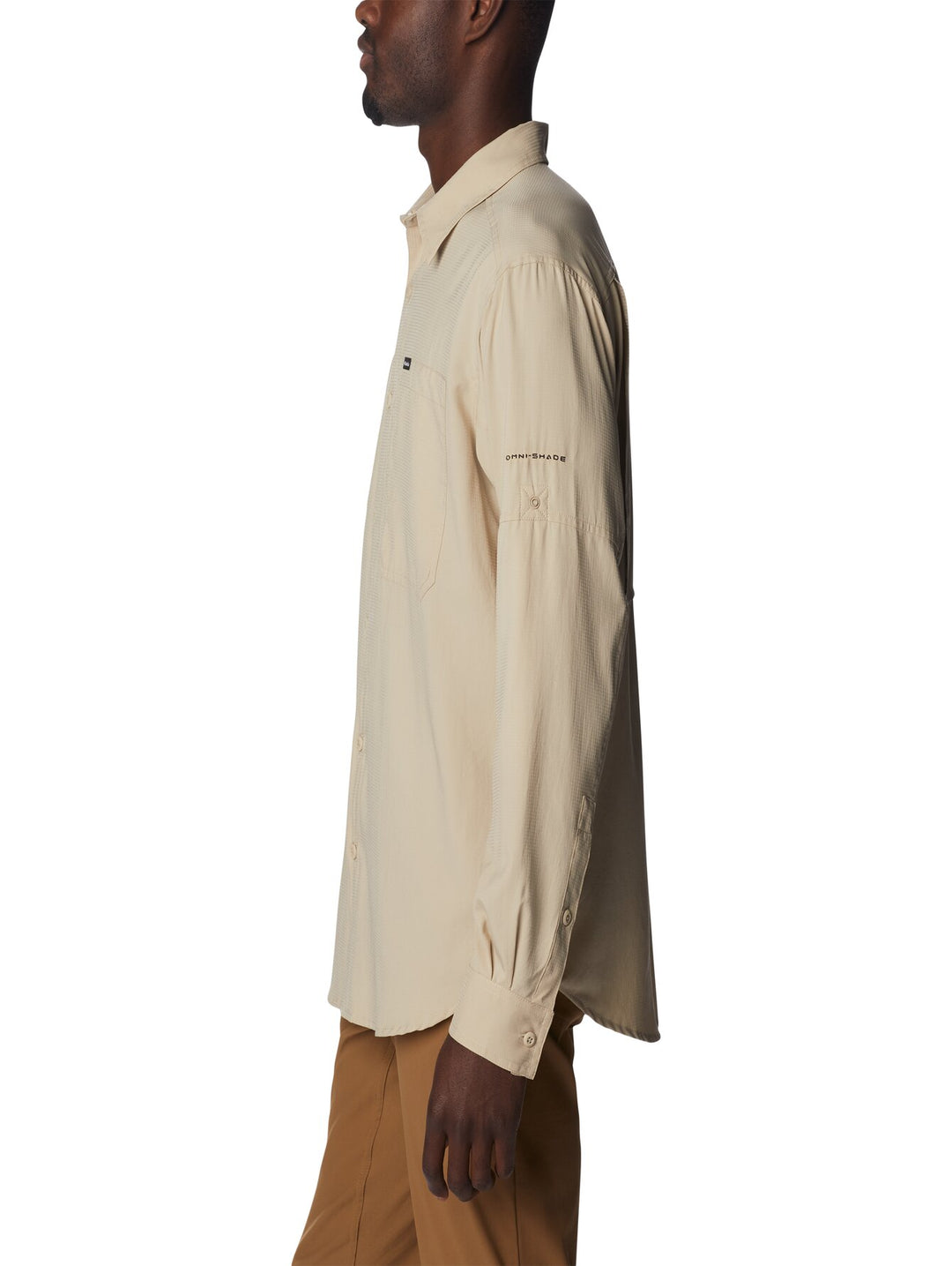 Hombre vistiendo camisa Columbia de manga larga en color beige Ancient Fossil.
