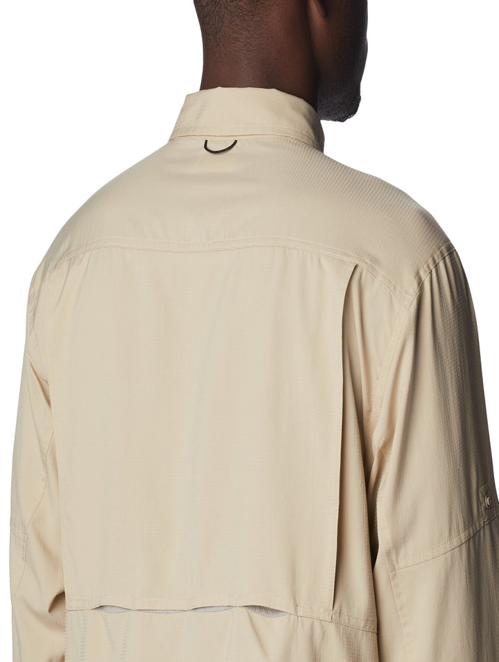 Hombre vistiendo camisa Columbia de manga larga en color beige Ancient Fossil.
