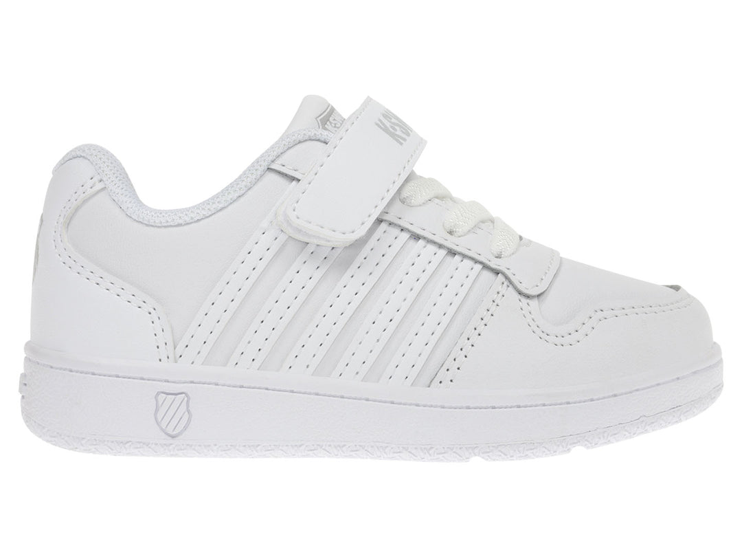 Tenis deportivos K-Swiss para niño en color blanco con cierre de velcro y agujetas.