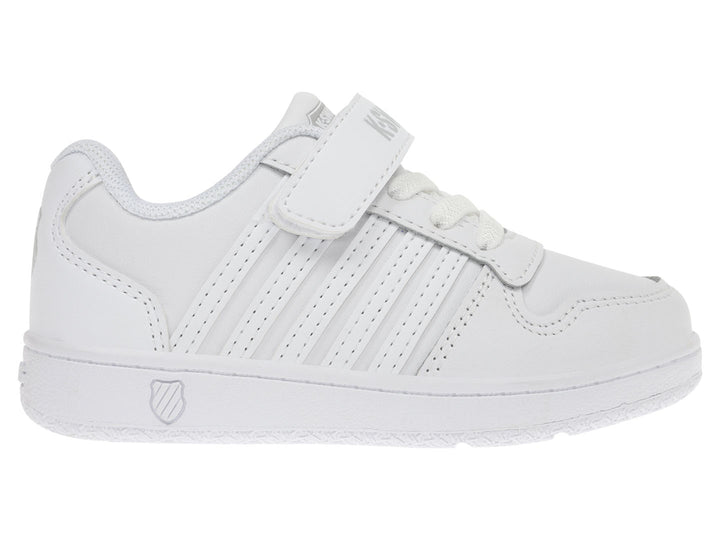 Tenis deportivos K-Swiss para niño en color blanco con cierre de velcro y agujetas.