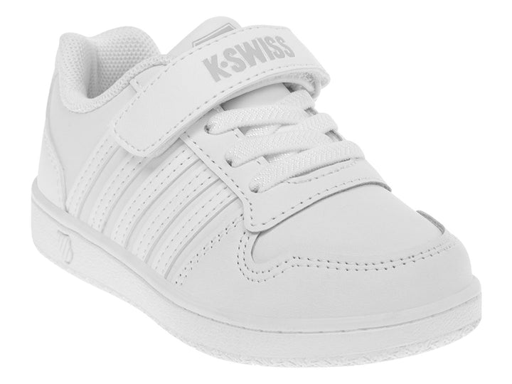 Tenis deportivos K-Swiss para niño en color blanco con cierre de velcro y agujetas.