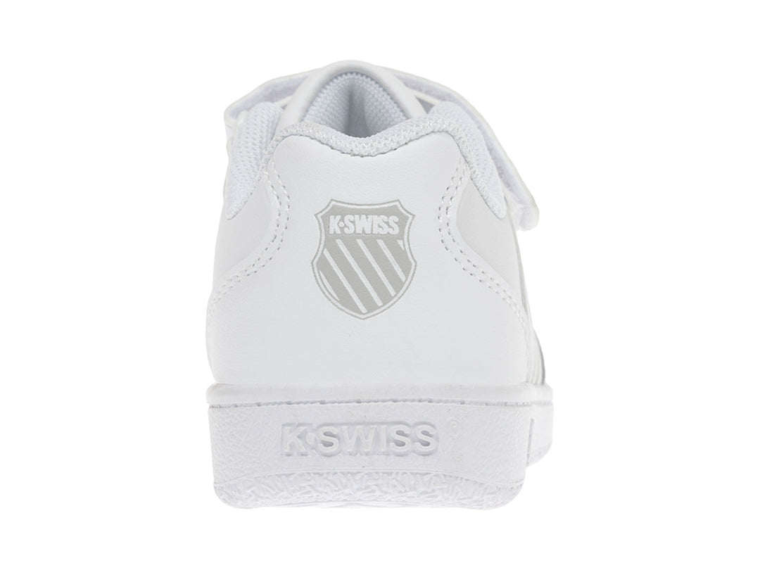 Tenis deportivos K-Swiss para niño en color blanco con cierre de velcro y agujetas.