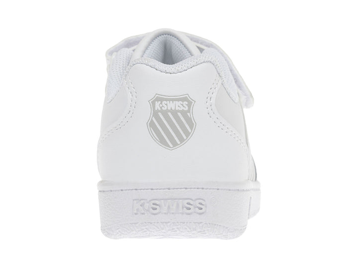 Tenis deportivos K-Swiss para niño en color blanco con cierre de velcro y agujetas.