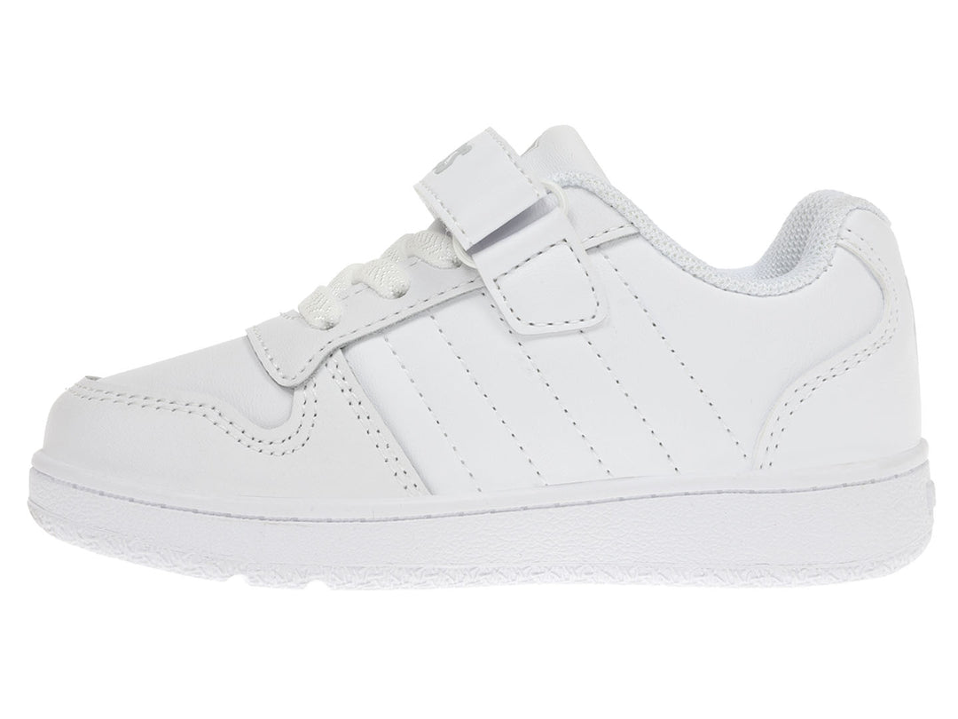 Tenis deportivos K-Swiss para niño en color blanco con cierre de velcro y agujetas.