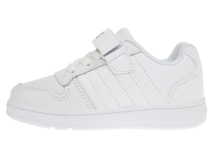 Tenis deportivos K-Swiss para niño en color blanco con cierre de velcro y agujetas.