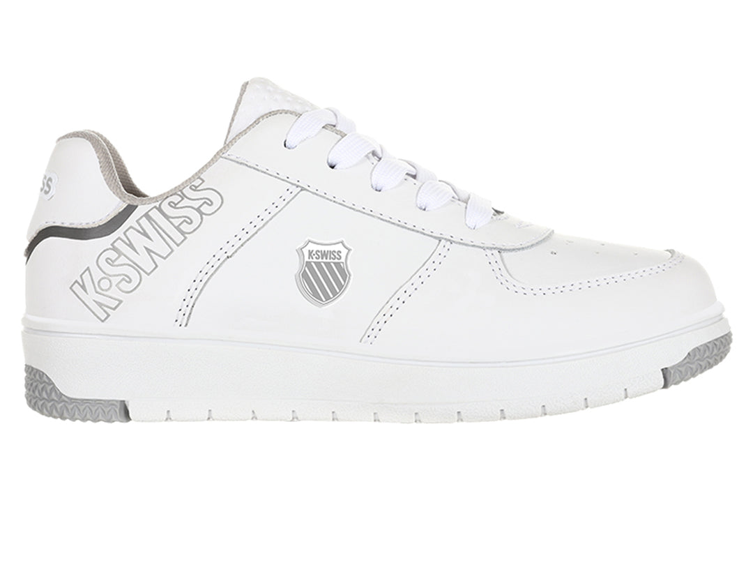 Tenis deportivos K-Swiss color blanco con detalles en gris y suela blanca y gris.