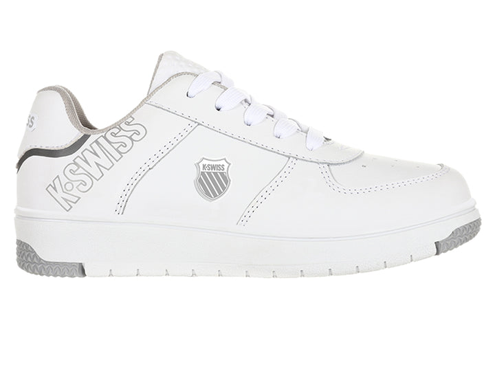 Tenis deportivos K-Swiss color blanco con detalles en gris y suela blanca y gris.