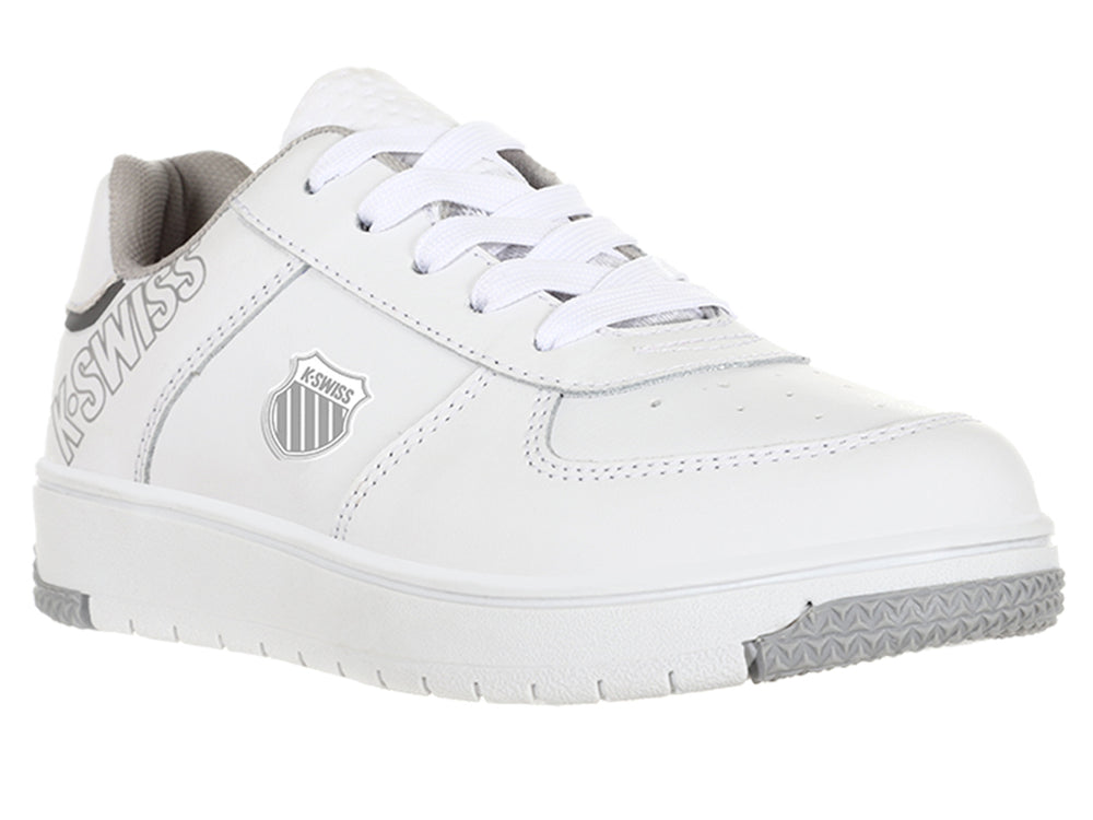 Tenis deportivos K-Swiss color blanco con detalles en gris y suela blanca y gris.