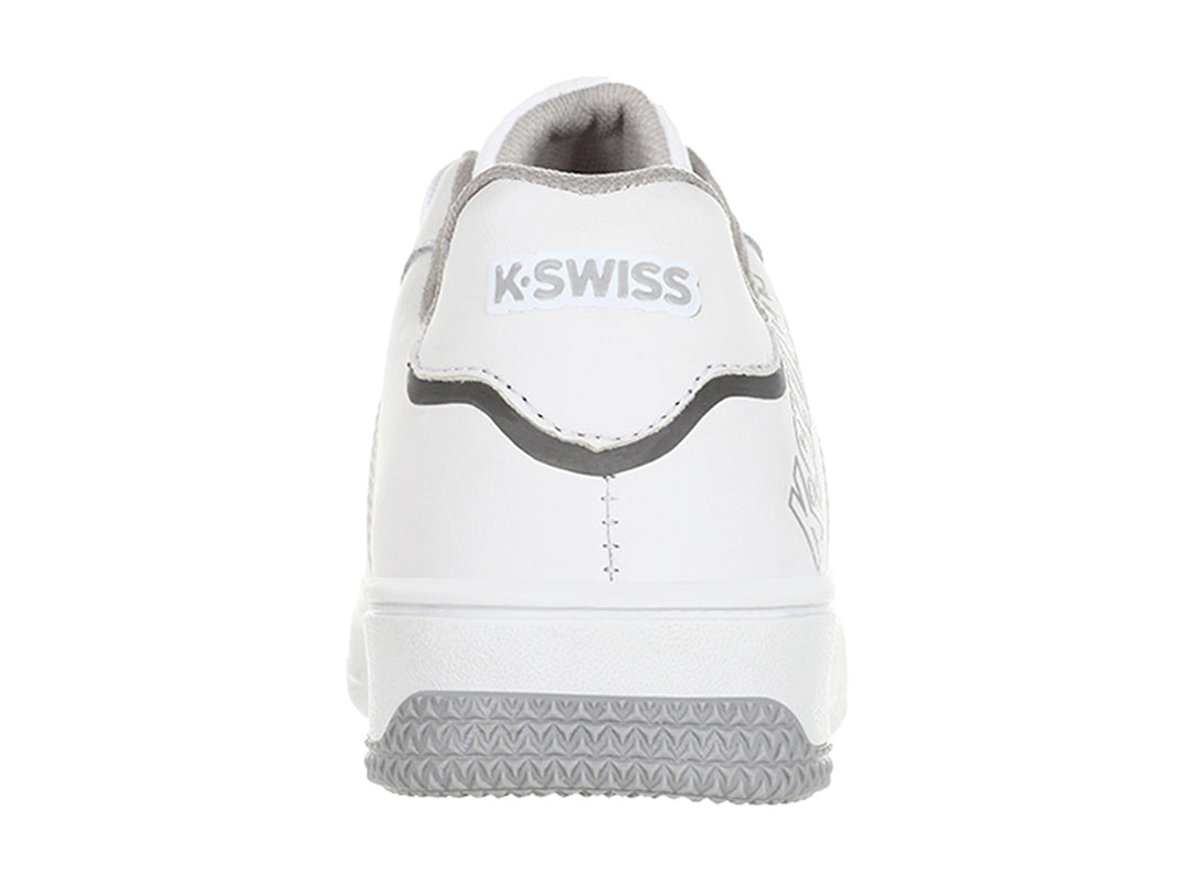Tenis deportivos K-Swiss color blanco con detalles en gris y suela blanca y gris.