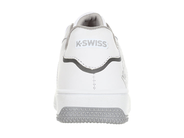 Tenis deportivos K-Swiss color blanco con detalles en gris y suela blanca y gris.
