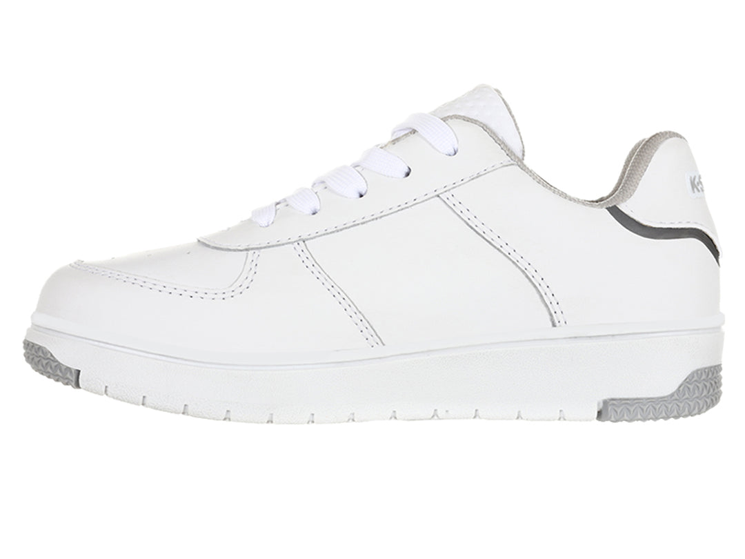Tenis deportivos K-Swiss color blanco con detalles en gris y suela blanca y gris.